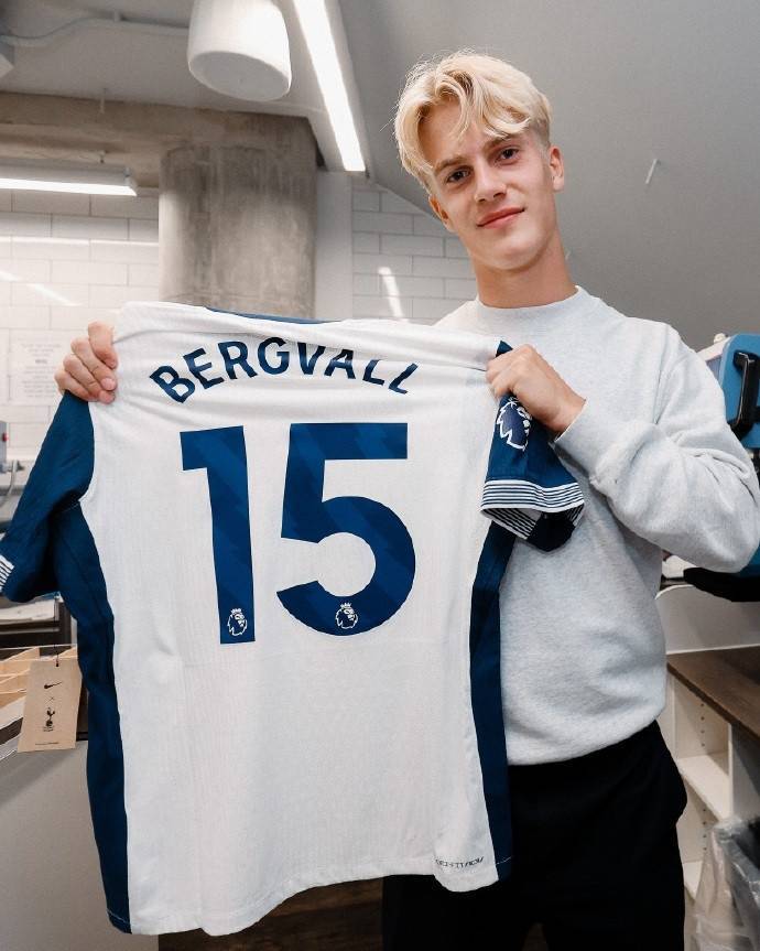 九游体育app-热刺中场全新风格球衣发布：备战新赛季的简单介绍