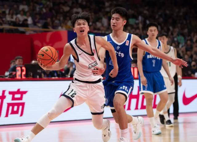 男篮联赛揭幕新一季，球员们备战迎接挑战