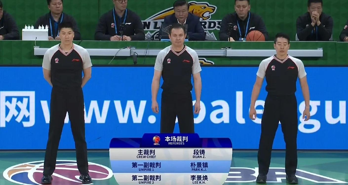 裁判员的判罚引发争议，现场气氛紧张的简单介绍