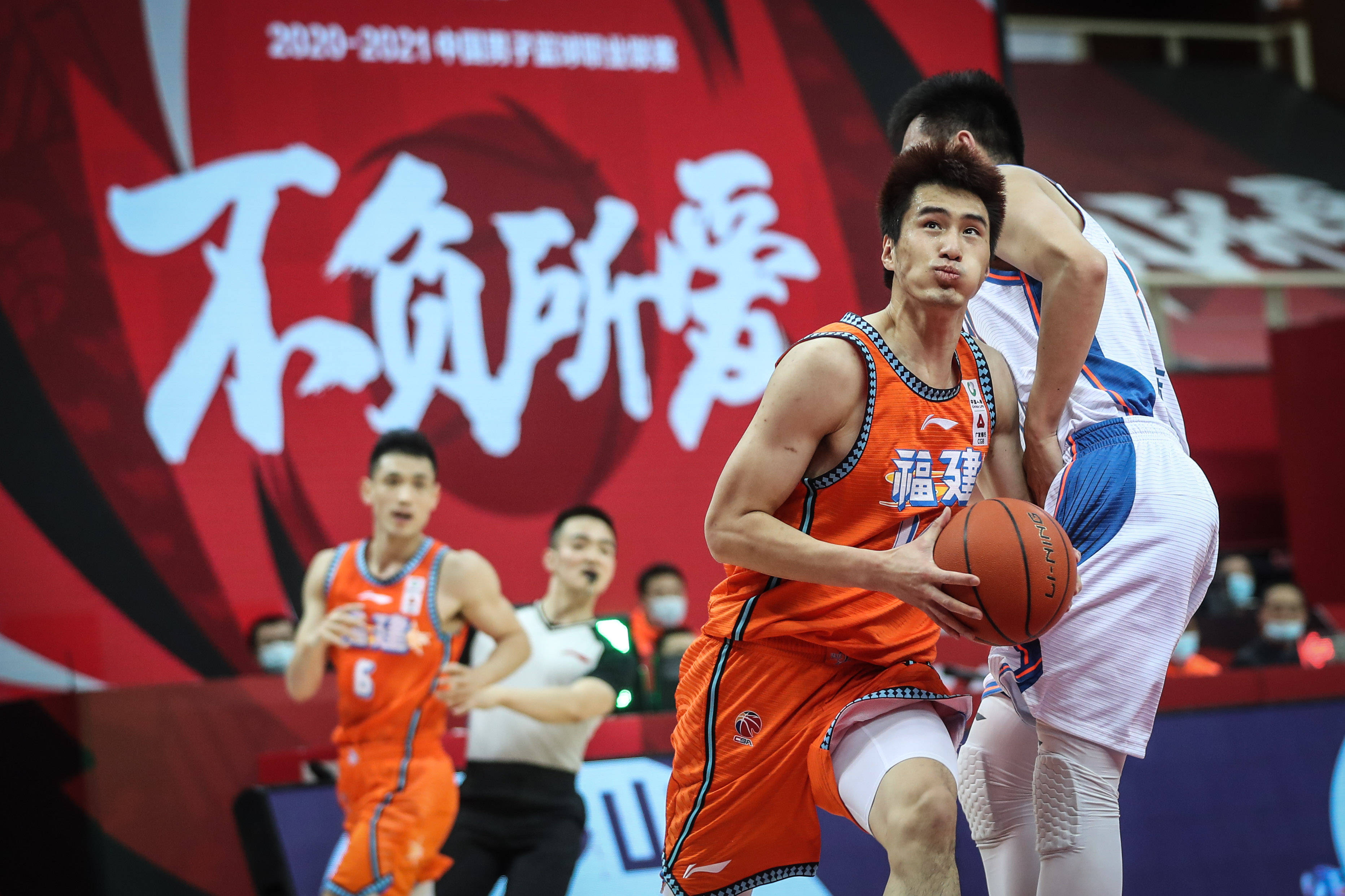 九游体育入口-CBA球员集结合练，全力备战新赛季征程的简单介绍