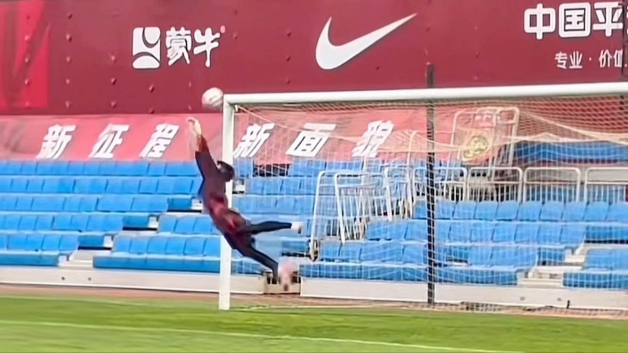 九游体育在线登录-门将神扑助球队击败对手，英雄登场