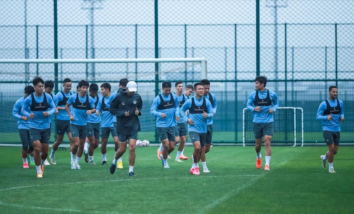 包含大连一方俱乐部球员备战下场比赛心情高涨的词条