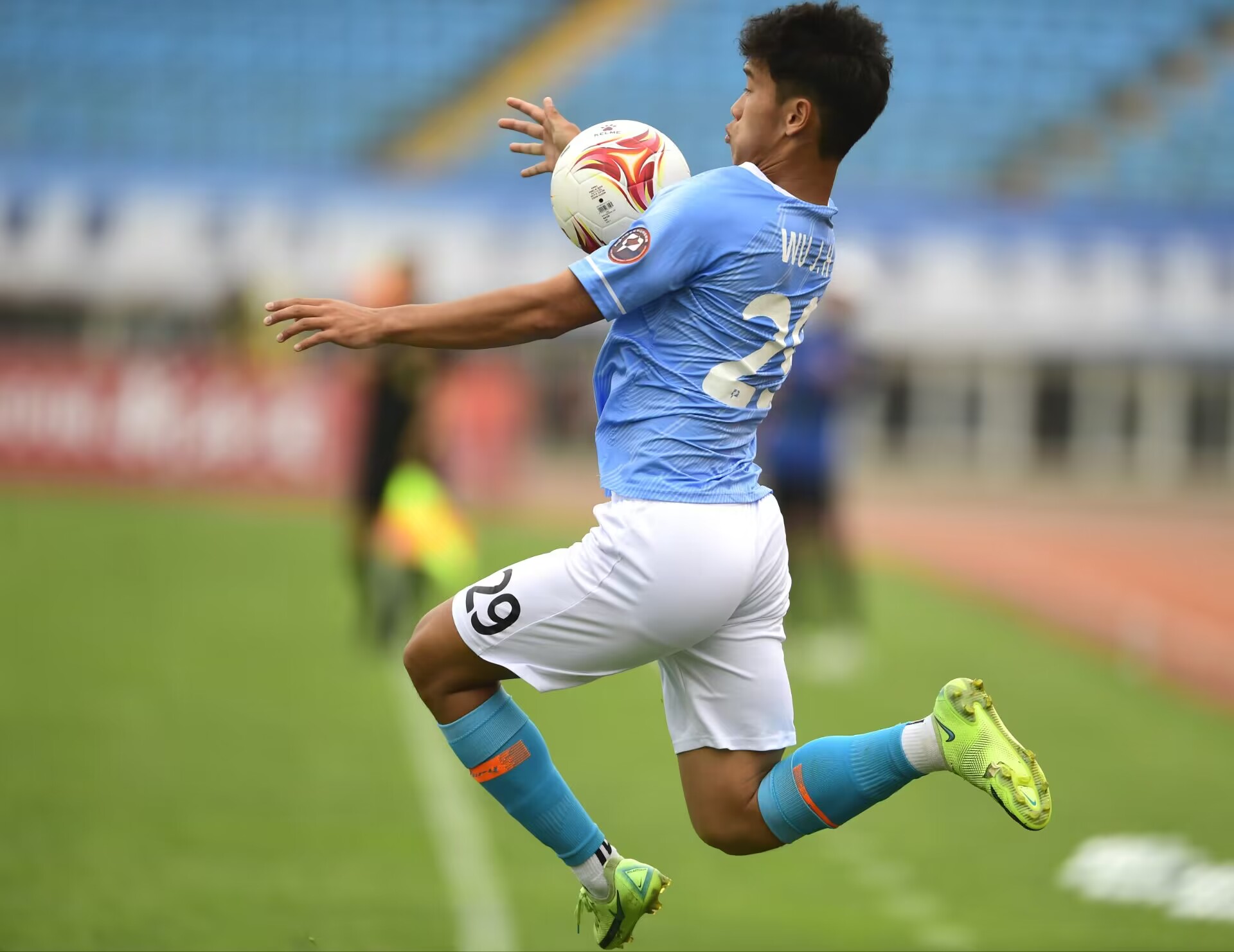 包含后卫铁血护城，助球队收获胜利！的词条