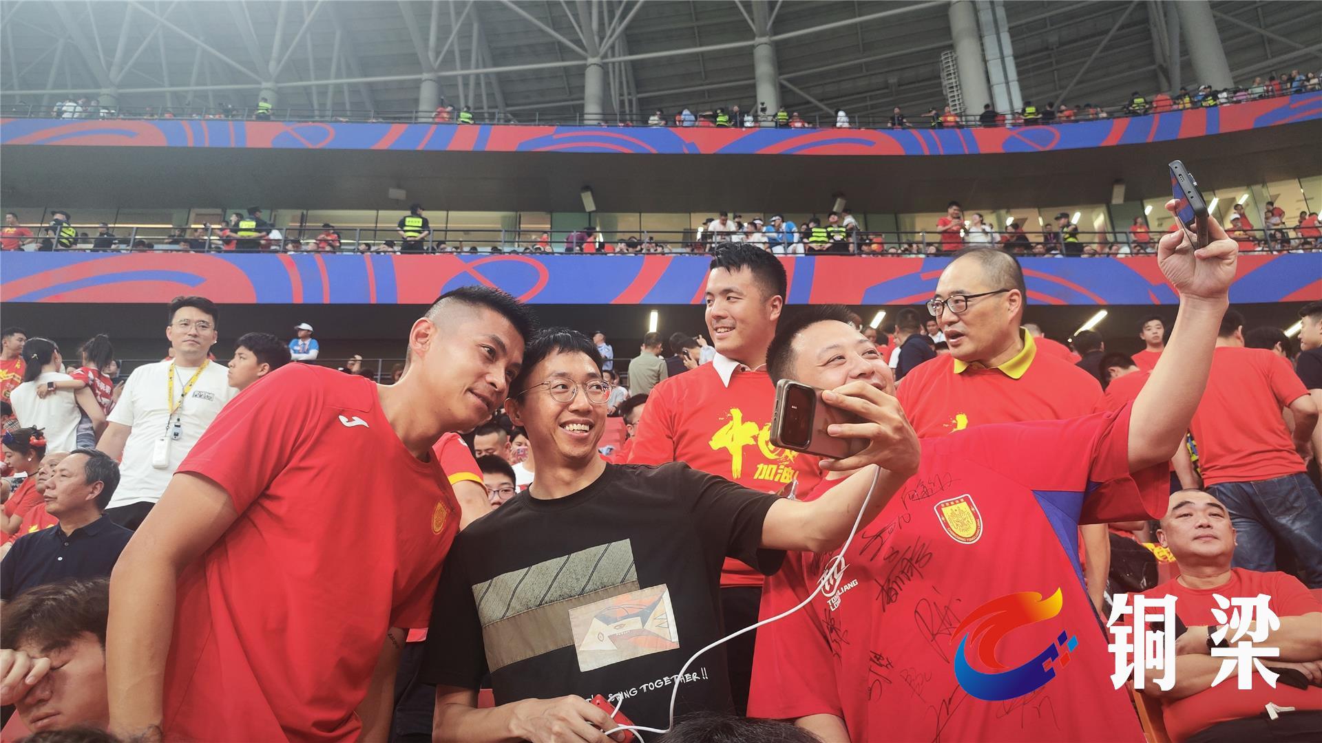 九游体育网页版-线上直播中，球迷们为自己支持的球队加油助威