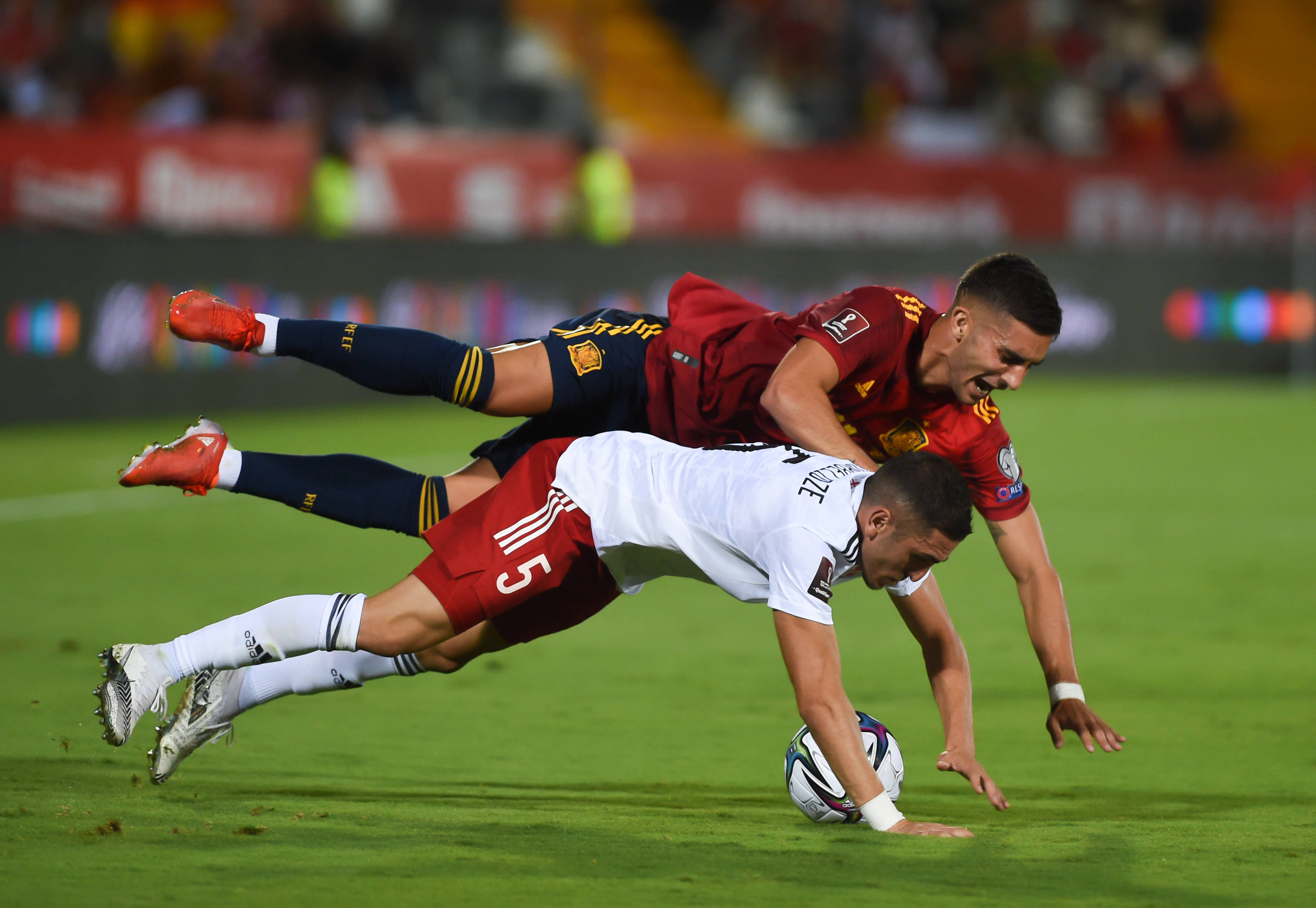 欧预赛半决赛战局紧张，胜者将跻身巅峰的简单介绍