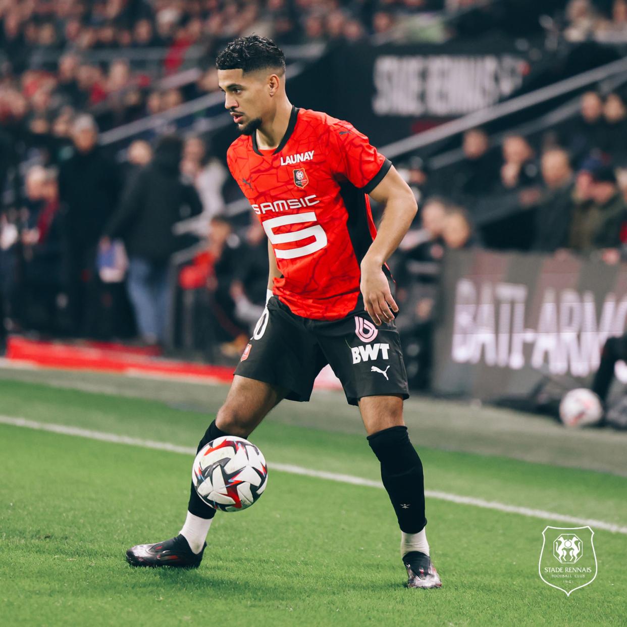 包含雷恩连败遭遇低迷，球迷质疑教练战术的词条