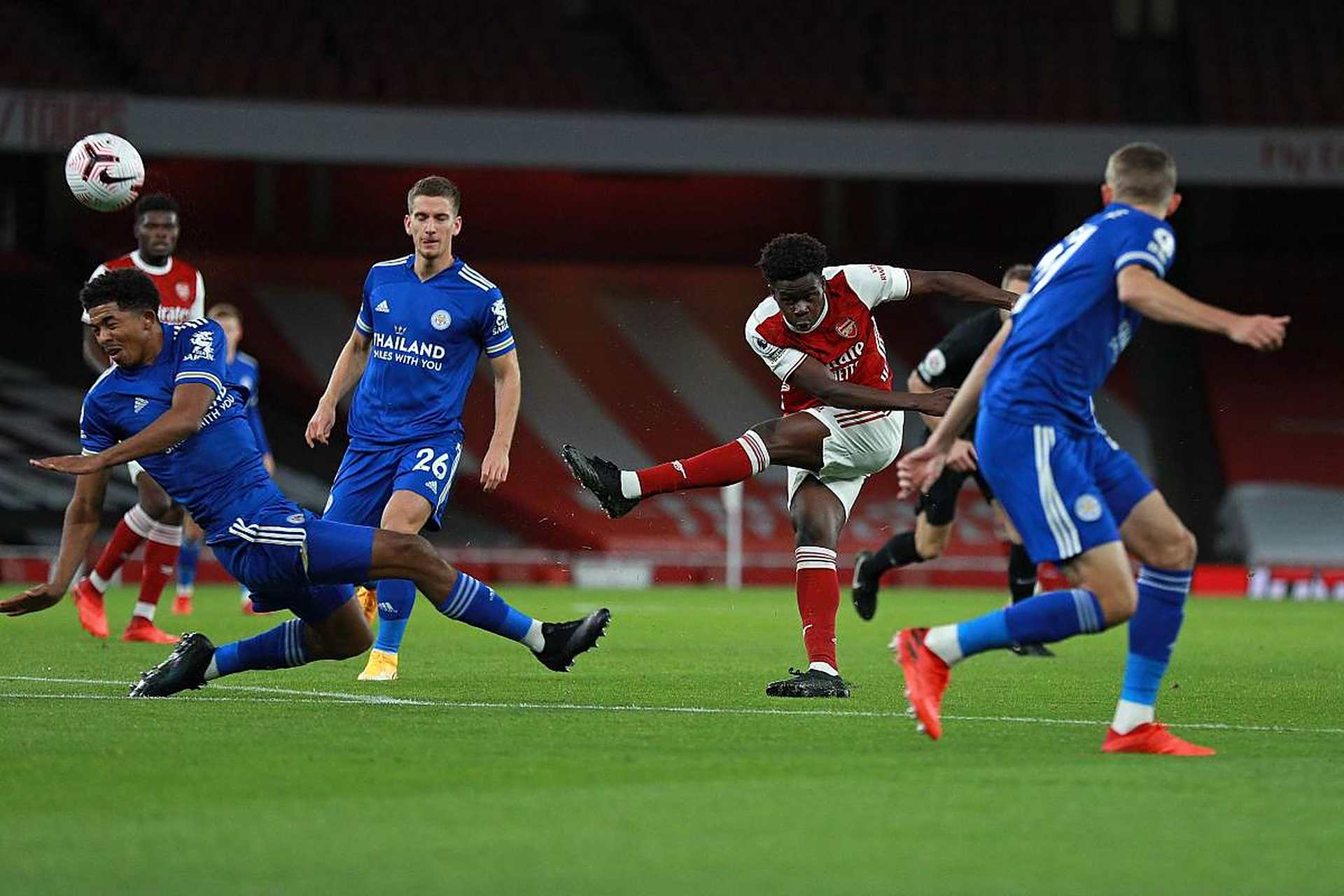 摩纳哥对马赛在球场上大战，场外事件热闹的简单介绍