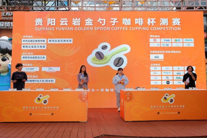 选手纷纷亮相冠军赛台，角逐激烈的简单介绍