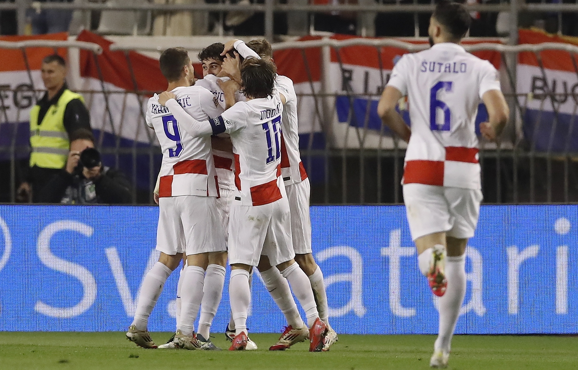 荷兰客场大胜克罗地亚，场面一边倒