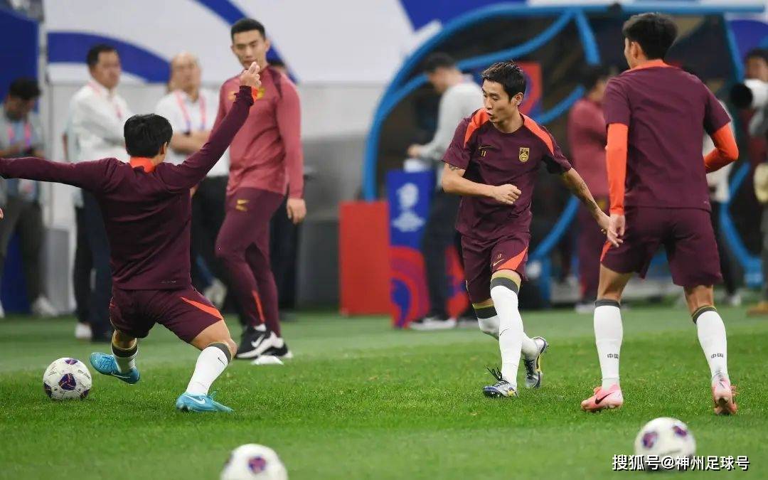 包含争夺战吸引万众瞩目，球迷热情观赛热泪盈眶的词条