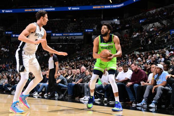 森林狼击败马刺，唐斯独揽20+20数据