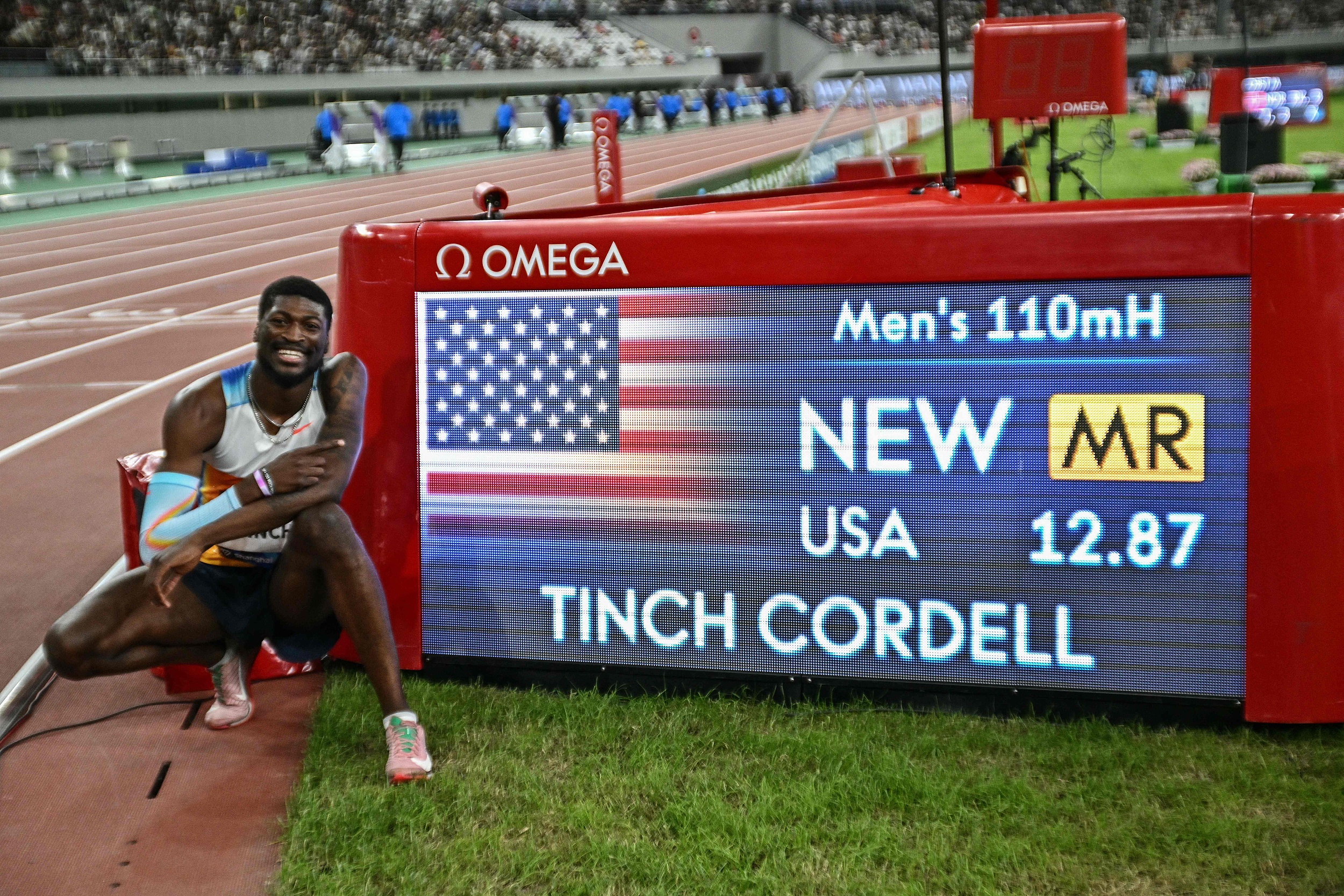 九游体育网页版-田径比赛现场火爆，美国选手刷新纪录夺冠