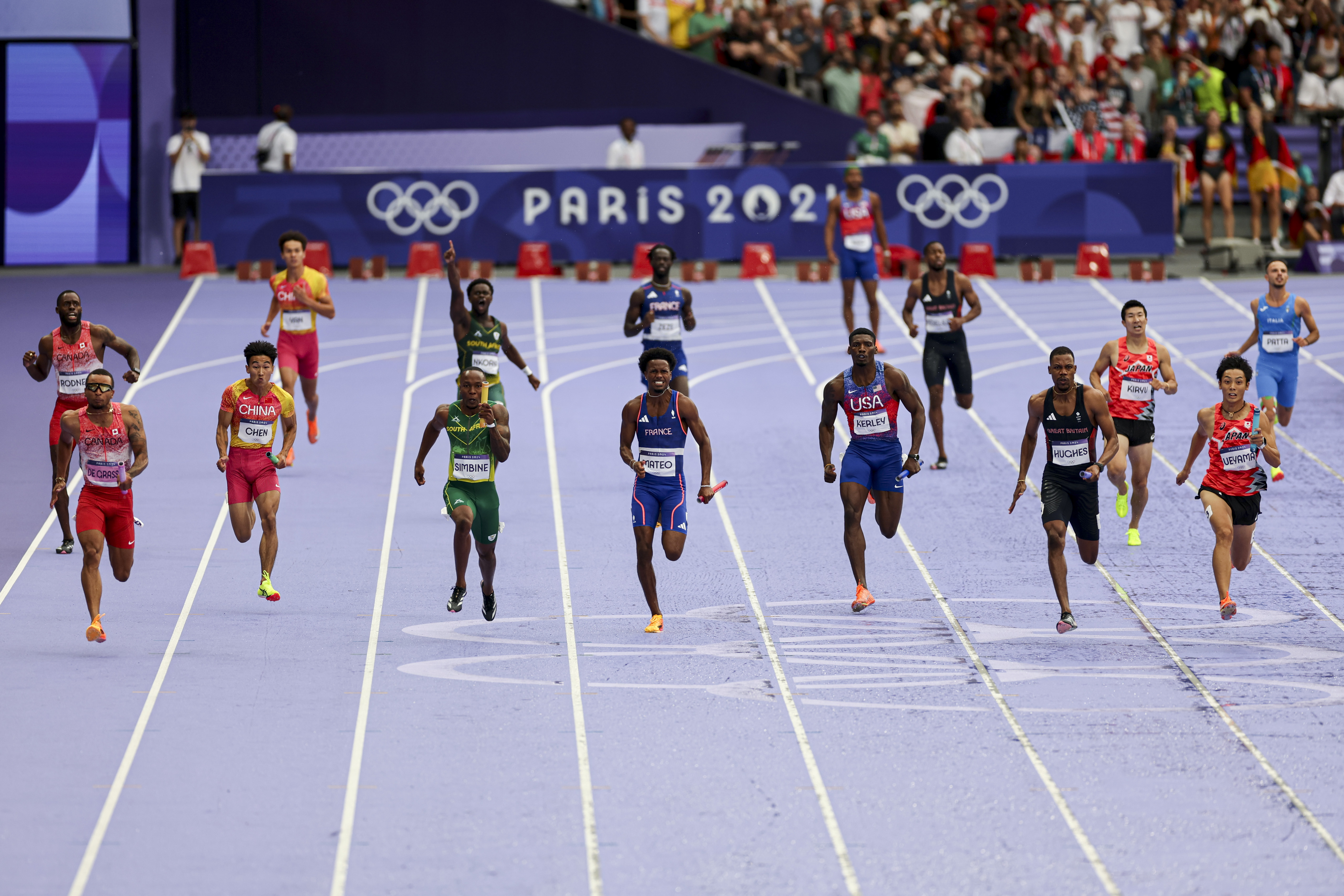 田径比赛现场火爆，美国选手刷新纪录夺冠