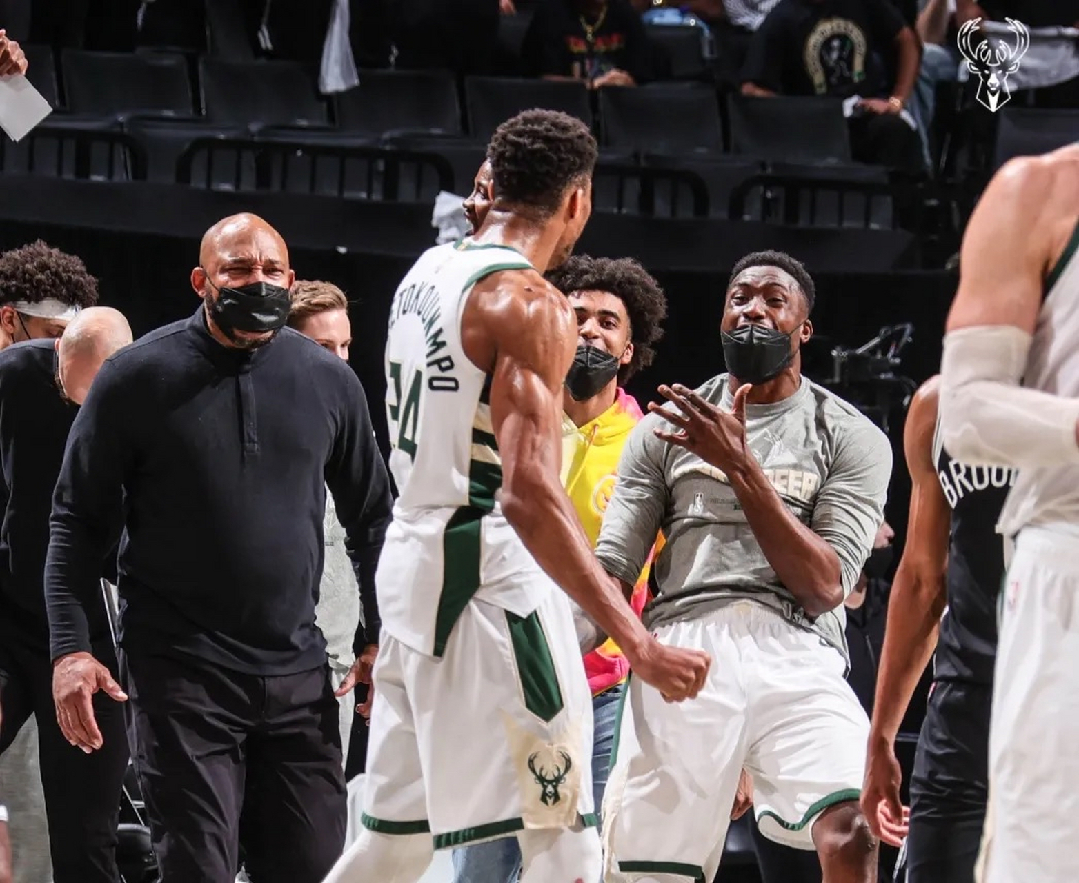 猛龙力克篮网，伦纳德领衔取得胜利