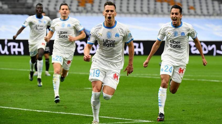 九游体育网页版入口-斯特拉斯堡队球员奋力拼抢，致力保持不败纪录的简单介绍