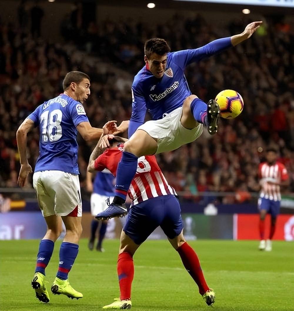 九游体育直播-巴塞罗那踢出漂亮进攻战胜对手