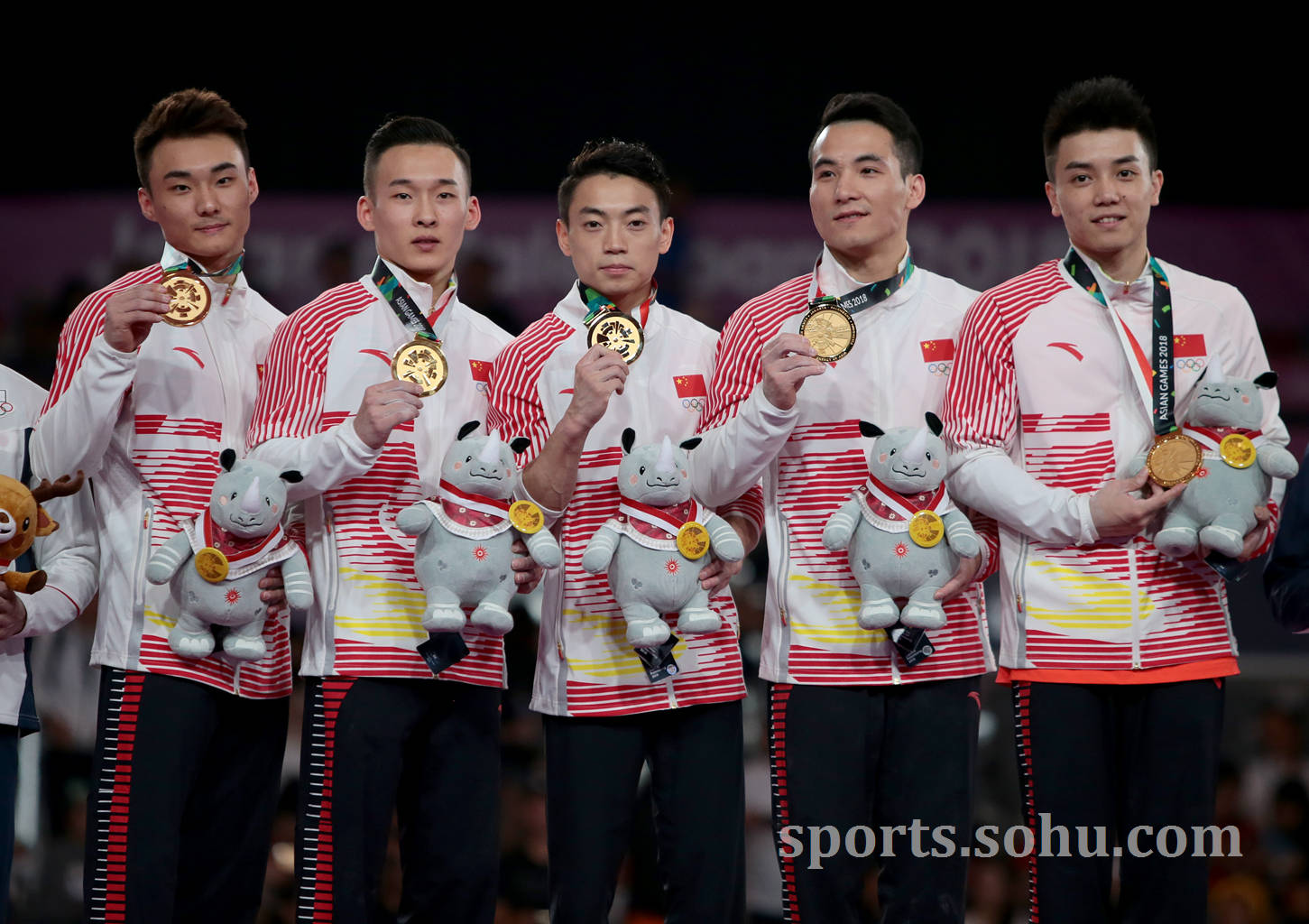 日本体操冠军表现出色，赢得全场掌声